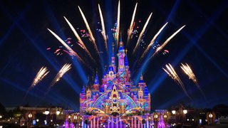 A Shanghai Disney Resort kastélya esti fényjáték közben.