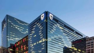 A Standard Bank johannesburgi irodaháza esti kivilágításban.