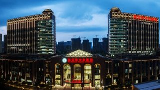 A Wuhan Central Hospital épületegyüttese esti kivilágításban.